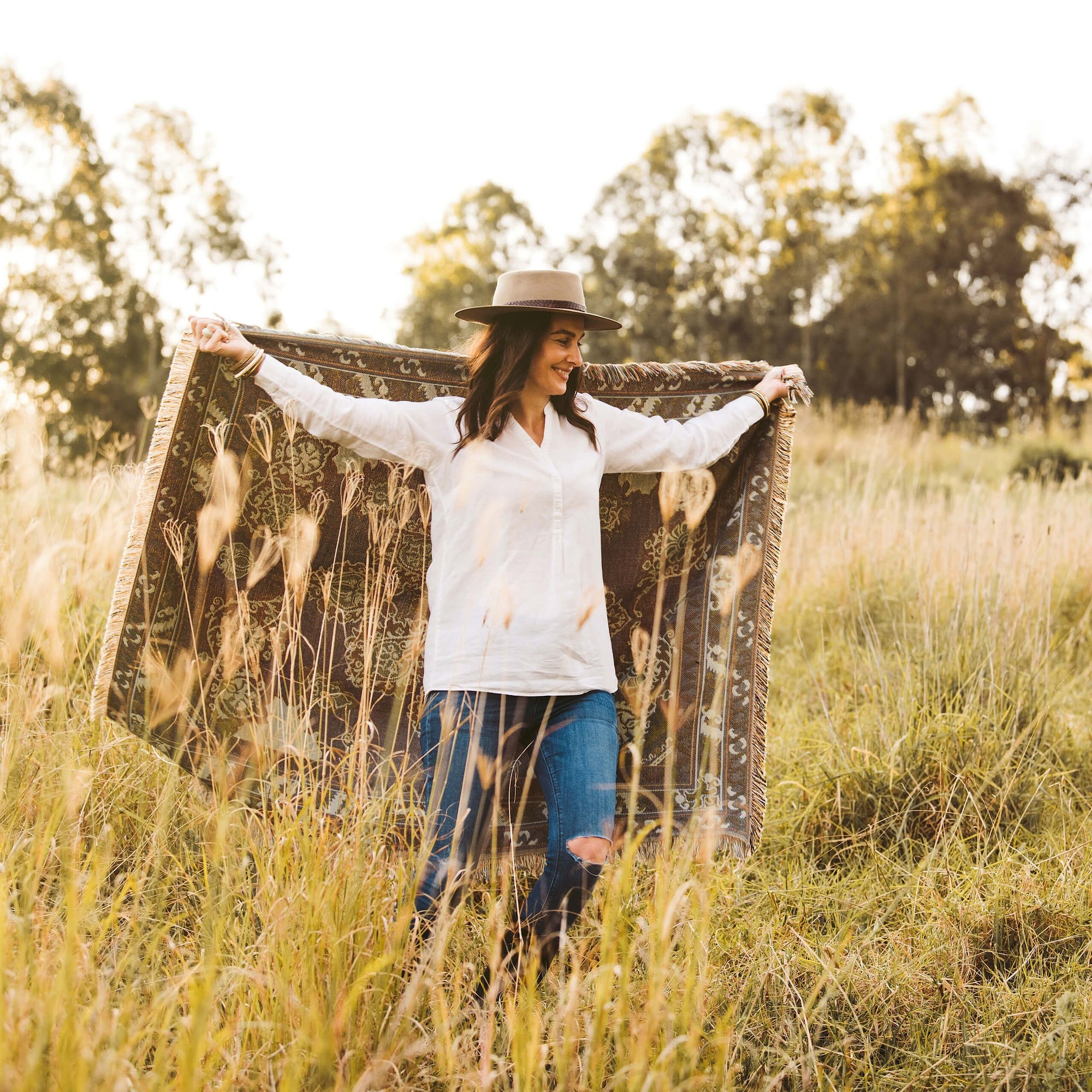 Hendeer 'HERE COMES THE SUN' WOVEN PICNIC RUG
