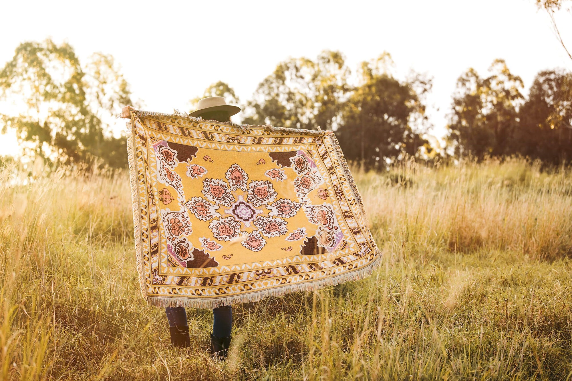 Hendeer 'HERE COMES THE SUN' WOVEN PICNIC RUG